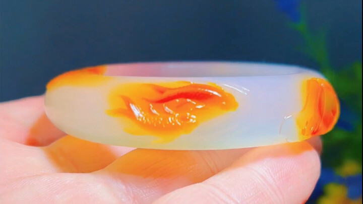 يتعاضدان ويتآسان، وتتوالى الأحداث السعيدة.