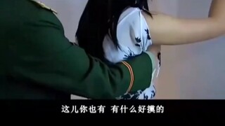 女毒枭被抓不服，不料警察一句行内话，立马让她露陷！#影视剪辑##全民禁毒在行动#