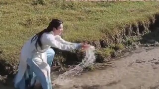 หลี่เฉิงหยินล้มลงในโคลนหลายครั้ง มันตลกมาก!