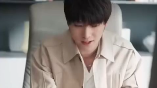 Aku berpura-pura sayang, berharap bisa membangkitkan rasa cinta yang telah ia lupakan