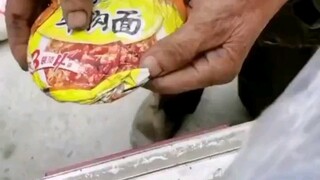 这泡面袋包裹的是农民工的血汗呀！