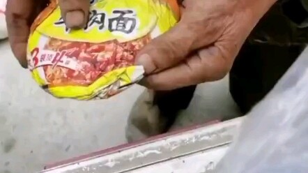 这泡面袋包裹的是农民工的血汗呀！