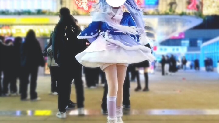 This Is What It’s Like When a 15-Year-Old 9th Grader Cosplays and Dances for the First Time