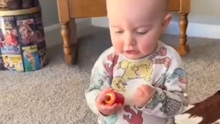 الطفل المحبوب كان ذكيًا منذ صغره...