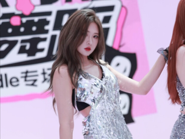 【Give it to me】This bitchy vibe is so refreshing! Such a sparkly skirt