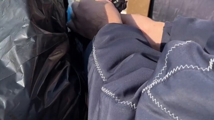 "من يجب أن يشاهد هذا الفيديو! كيف يمكن تحويل القمامة في سوق الزهور إلى أعمال فنية"
