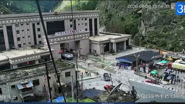 A landslide in china and nepal border 😱😱😨😨
