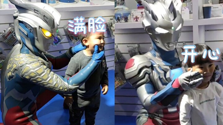 What kind of master, what kind of apprentice! The cute interaction between Ultra Warriors and childr