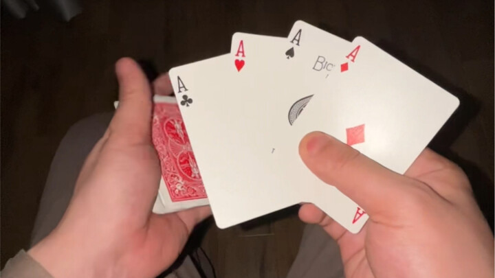 Đảo lộn bộ bài trong lòng bàn tay