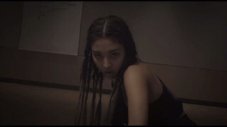يرقص Zhang Chengyan من CLC على أنغام أغنية "Bad Guy" لـ Billie Eilish ويعزفها بإتقان