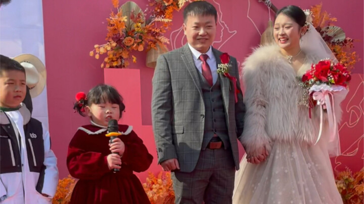 เด็กหญิงตัวเล็กพูดคำกล่าวแสดงความยินดีในงานแต่งของพี่สาว ช่างไร้สาระเสียจริง…