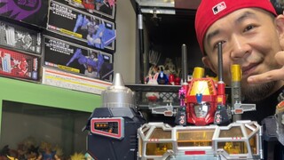 What boy wouldn't love this big and fun robot? ! The Diaclone DA100 Air Mobile Fortress and DA95 com