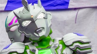 Hình ảnh Ultraman được Hulk gửi