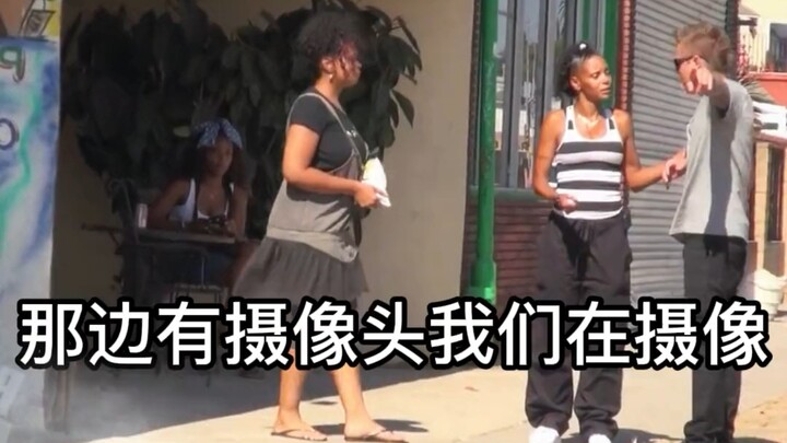 Khách nước ngoài gọi hàng xóm trên phố, bị anh da đen hiểu nhầm là gọi “Nị ca” 🤣