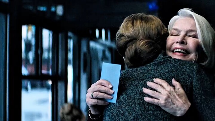 "Bà mẹ 27 tuổi và cô con gái 85 tuổi."