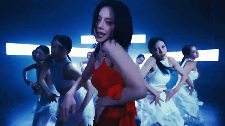 Huang Lizhi danced happily