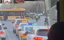 Bored waiting at the traffic lights? Baizi will dance for you!