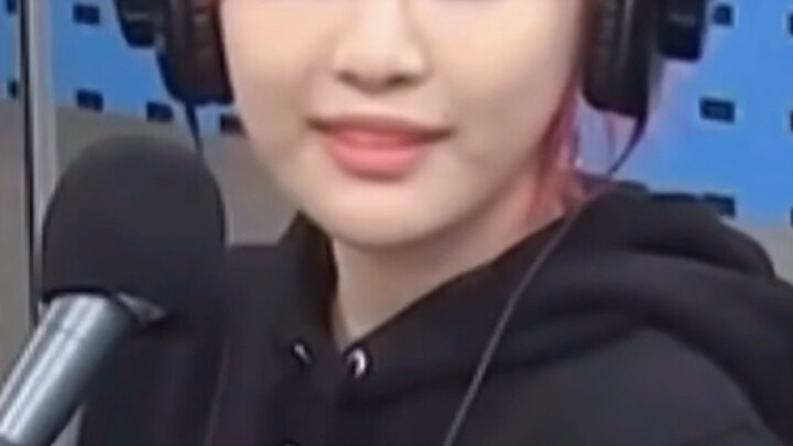 When Sister Liu first joined the company in winter, she thought Ningning was the senior and kept bow