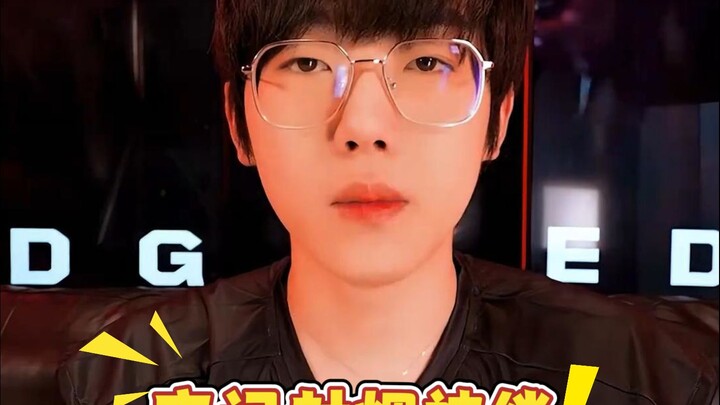 Smoggy – Jiefeng quadra kill, quên bật camera khi livestream nên trực tiếp ngậm thuốc lá và bị cấm!