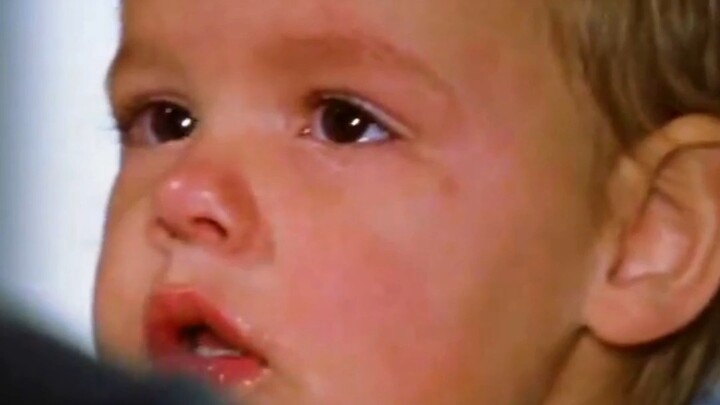 เด็กชายตัวเล็กๆ ใส่ของเล่นได้เยอะขนาดนี้ในจมูกเลยเหรอ?