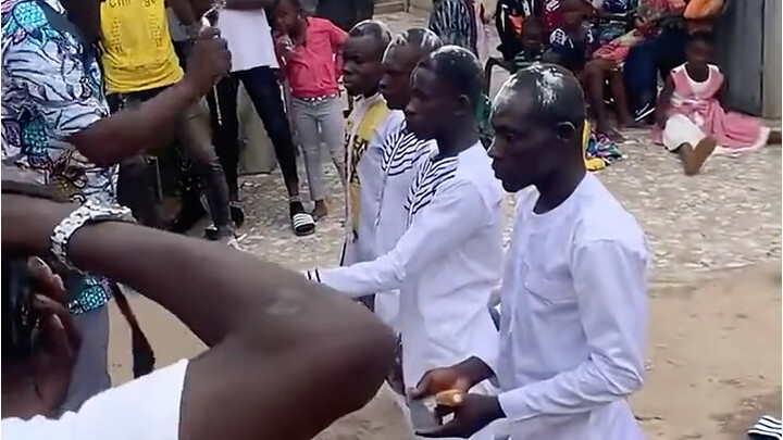 พิธีรับศิษย์ของช่างก่ออิฐชาวแอฟริกา!