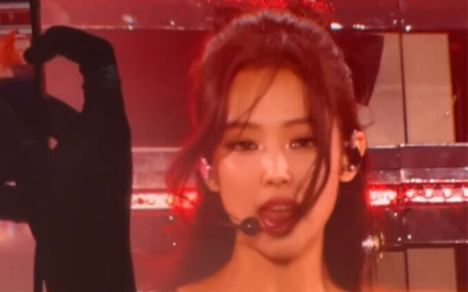 Panggung solo Konser Jennie Paris Encore