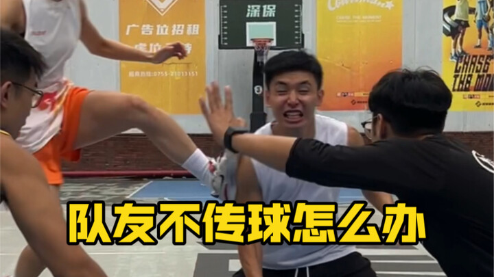 Cách ứng xử khéo léo khi đồng đội không chuyền bóng