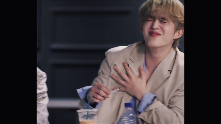 يدير الأمور ببراعة أمام الناس، لكن جهاز التحكم عن بُعد في يدي.