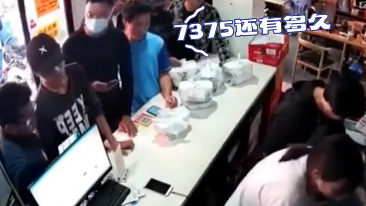 外卖员等餐太久崩溃砸东西被店主怒殴，成年人没有容易二字
