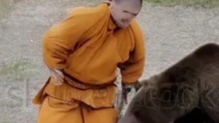 AI-generated: Tang Monk hunts Xiong Da and makes bear meat soup! Tang!