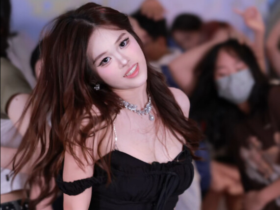 จือจือ | แต่งตัวแบบนี้จะทำท่า Whiplash ยังไงก็ไม่เวิร์กเลย | 20250628