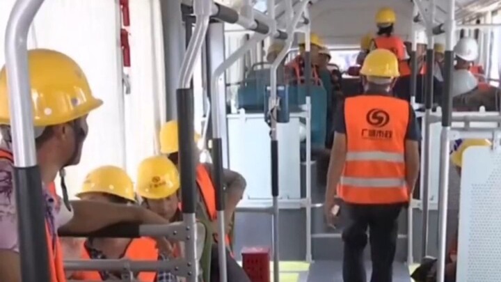 A Heartwarming Transformation: Some Yichang Buses Now Serve as Free Cool-Down Shuttles for Workers a