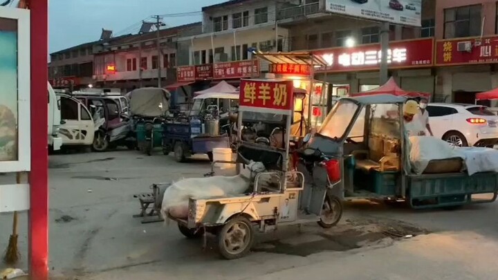 Di pasar jual susu kambing segar hingga bikin warga tercengang, netizen: Ngga usah se-segar itu juga
