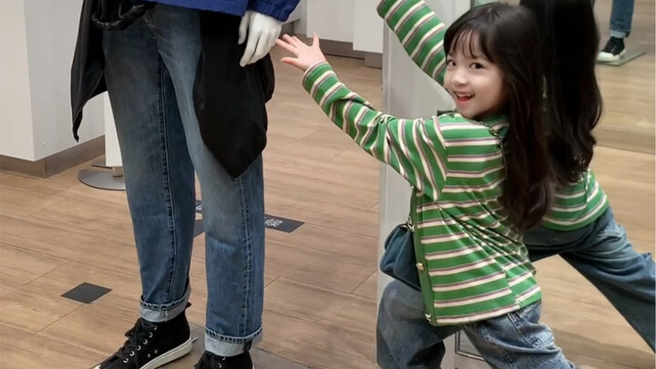 当女儿要和所有假人模特合影……