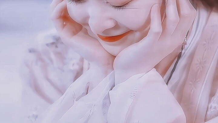 “Iron tree blooms? No blame on Brother Bai—such a sweet yet飒 sister-in-law, who could possibly stay 