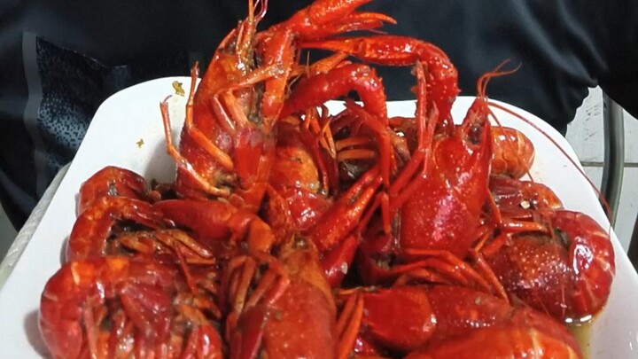 Kak Cili makan udang karang dengan bersih dan rapi, tak tersisa sehelai rambut pun!