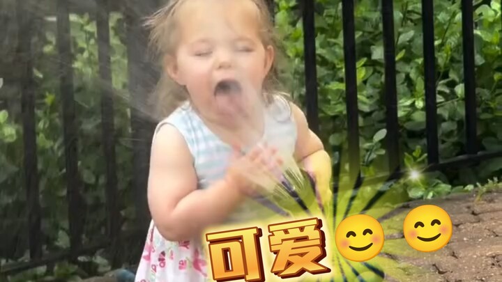 Bocah imut kecanduan main pistol air, lucu banget…!