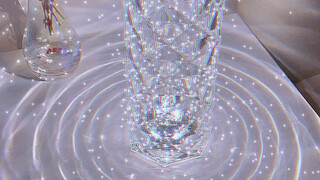 男朋友准备的玫瑰花灯，轻轻一拍房间里满满的氛围感，真的美哭了！