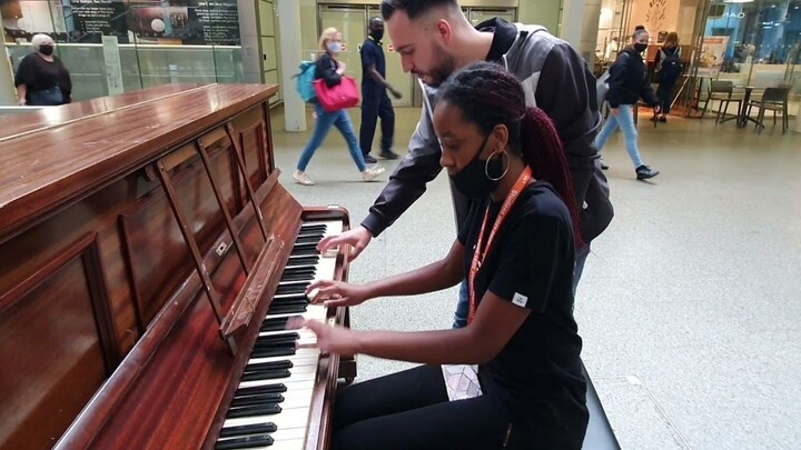 Play the theme song of "Assassin's Creed 2" on the street, the prelude sounded, and the defense was 