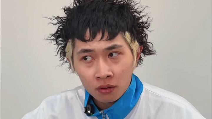 Tình cha như núi, móc áo cũng bị đấm cong.