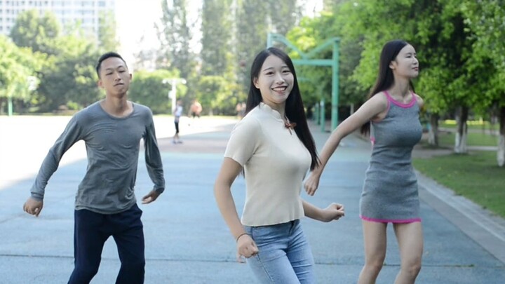 Đến giờ phạt, Dương Tiểu Nguyệt thua cuộc, phải tập múa vuông, học và biểu diễn điệu bướm say