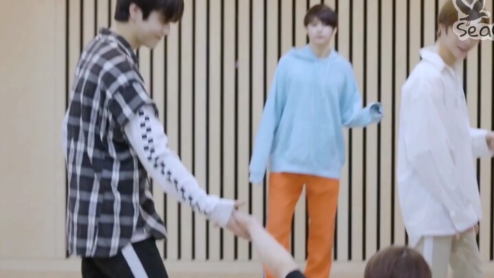 [TXT][Beomgyun] Cute and adorable Beomgyun is being all cute on camera / Having a partner sure is so