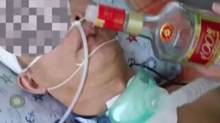 فقد رجل وعيه بعد حادث سيارة بسبب سكره. أرادت زوجته أن يفيق بسرعة ويتركه يشم نبيذه المفضل كل يوم.
