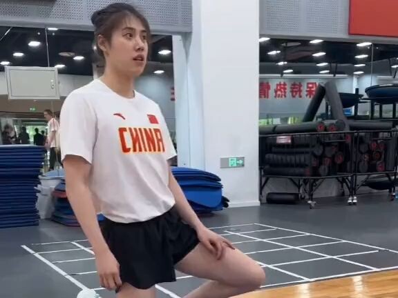 【Zhang Yufei】Saudari Fei sepertinya sudah benar-benar menguasai headstand; satu menit berdiri dengan