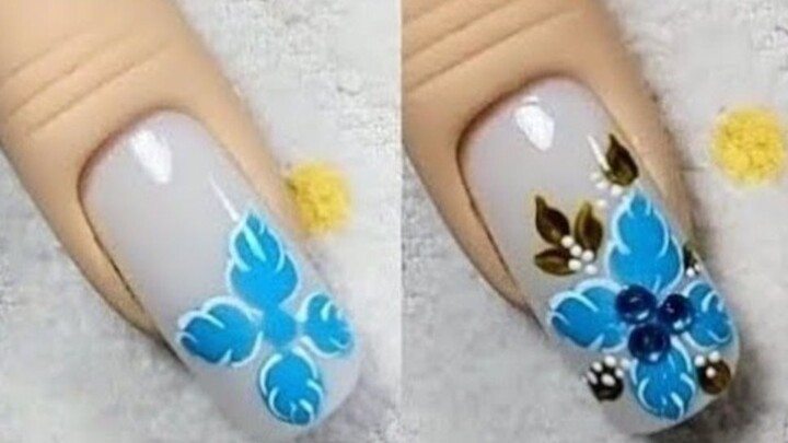 Linda Unha decorada flor azul com pedras