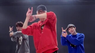 عندما رقصت تشنغ شي، لم تتعارك أطرافها على الإطلاق! كنت أعتقد أن الرقص مع طول كهذا سيكون غريبًا جدًا 