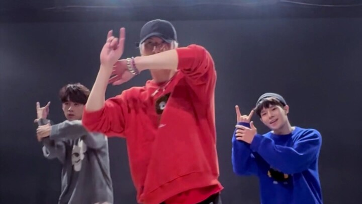 เฉิงซีเต้นรำ แขนขาไม่ได้ตีกันเลยนะ ตอนแรกคิดว่าเต้นแบบนี้คงแปลกๆ #