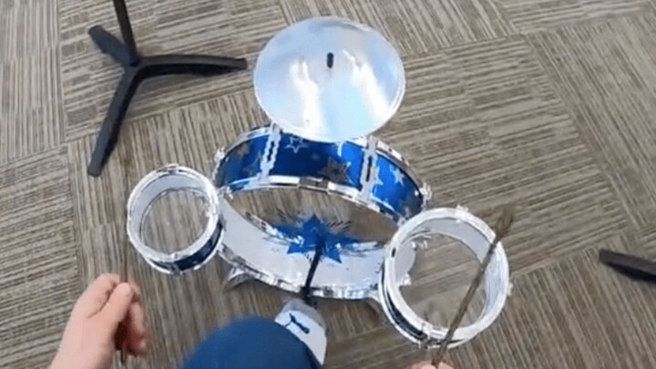 เมื่อมืออาชีพเล่นเครื่องดนตรีของเด็ก...