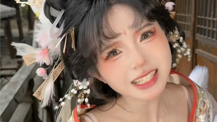 Saking kesal, Abang Huzi melompat dan nyolek lututku.