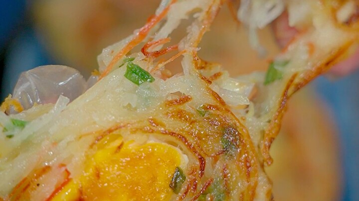 Don’t always stir-fry shredded potatoes—give this potato pancake a try; it’s crispy on the outside a